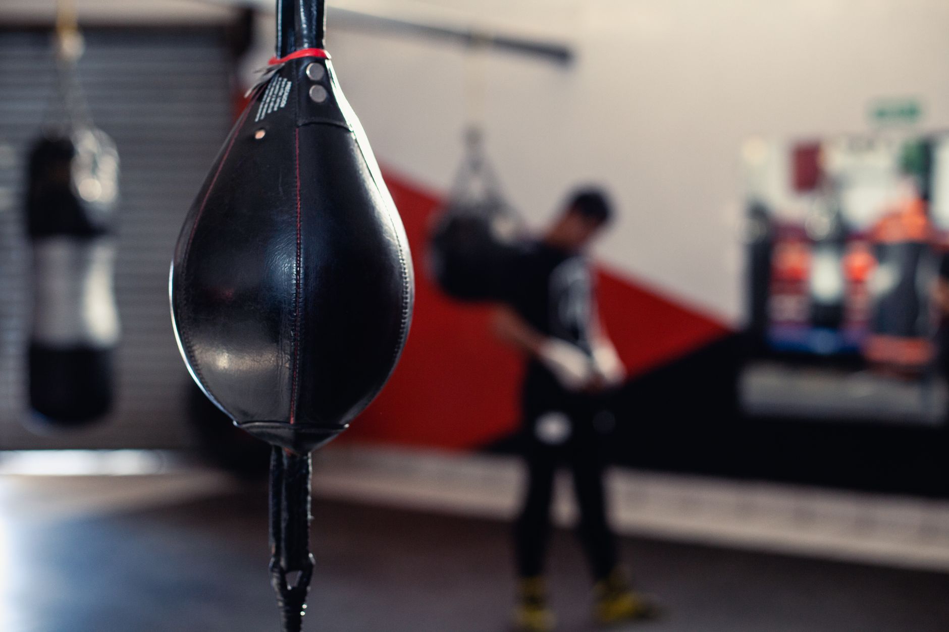 Suspendre un sac de frappe, un hamac ou une balançoire au plafond : la bonne fixation selon votre plafond