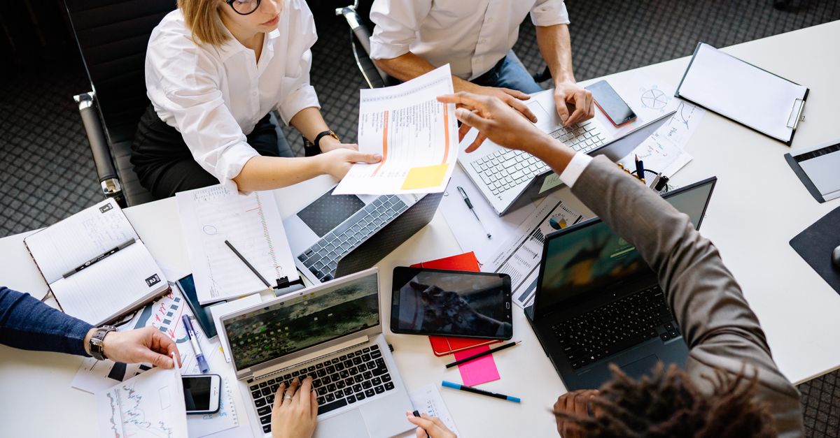 Un CRM pour PME : HubSpot, Zoho ou sur mesure ?